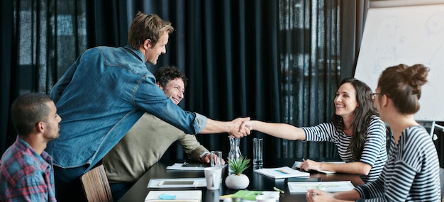 Handschlag-Deal und Leute im Büro treffen sich mit Partnerschaft für Vertrag oder Geschäftserfolg Handschlag Vertrauen und Berater für das Onboarding im Vorstandssitz am Arbeitsplatz durch Zusammenarbeit oder Vielfalt