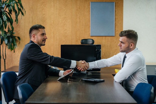 Handschlag der Partner, Abschluss der Transaktion im Büro. Geschäft