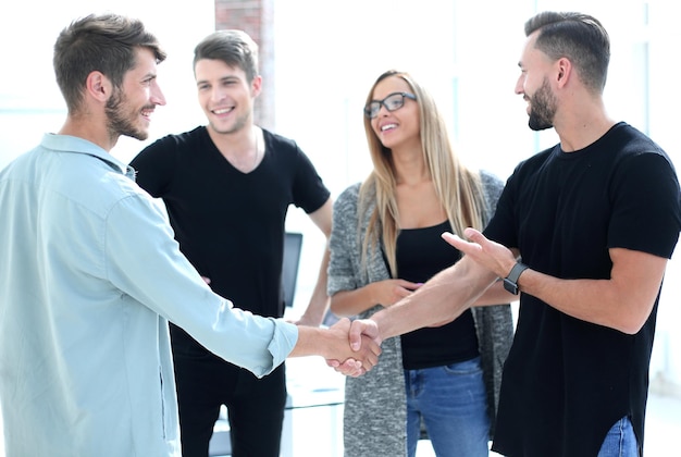 Handschlag im Büro Seriöses Geschäfts- und Partnerschaftskonzept Die Partner machten einen Deal, der mit Handclasp besiegelt wurde