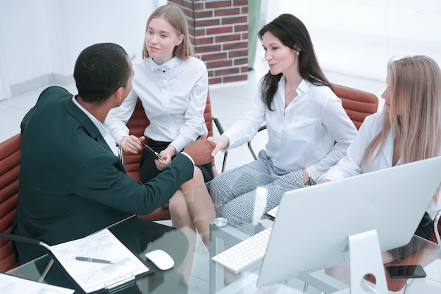 Handschlag von Geschäftspartnern in einem modernen Büro