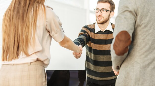 Foto handschlag zwischen dem kunden und dem manager des unternehmens