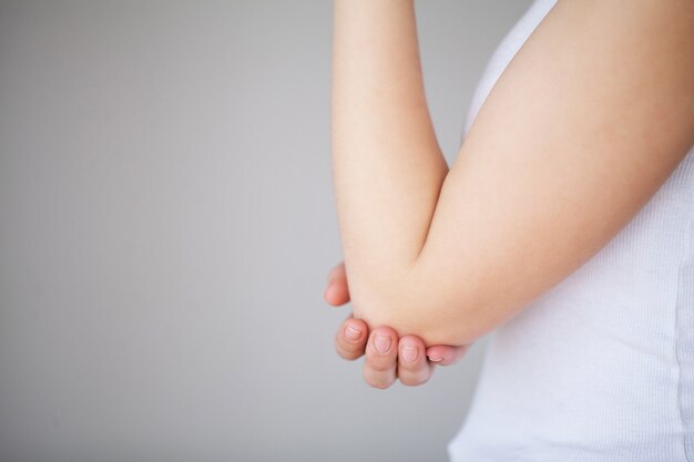 Handschmerzen. Akute Schmerzen in der Hand einer Frau