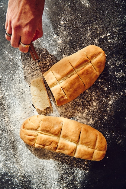 Handschneiden von hausgemachtem Brot