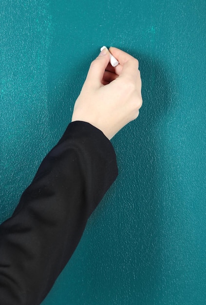 Handschreiben auf der Tafel im Klassenzimmer