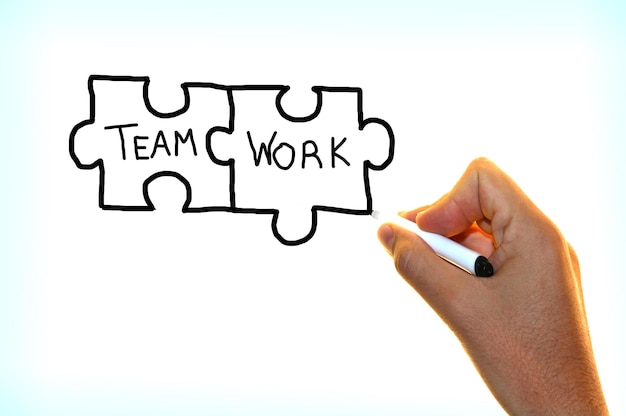 Handschrift der Worte „Teamarbeit“ auf dem virtuellen Bildschirm. Teamarbeitskonzept