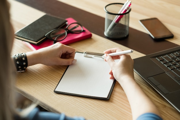 Handschrift im Notizblock. Tägliche Planung