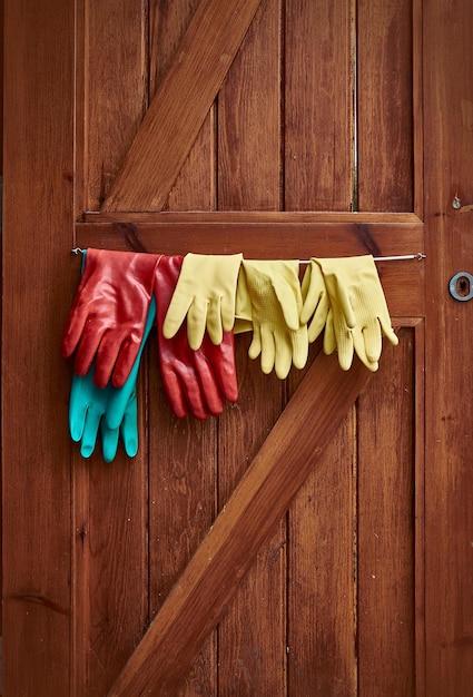 Foto handschuhe hängen an einer holztür