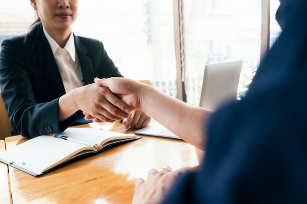 Handshake de businessmans depois de um bom negócio.