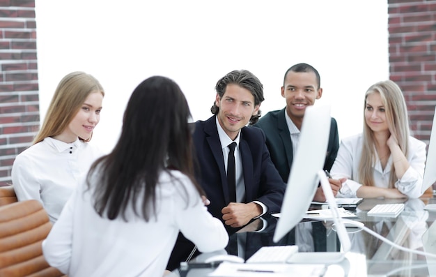 Handshake-Geschäftsfrauen mit Geschäftspartnern am Verhandlungstisch