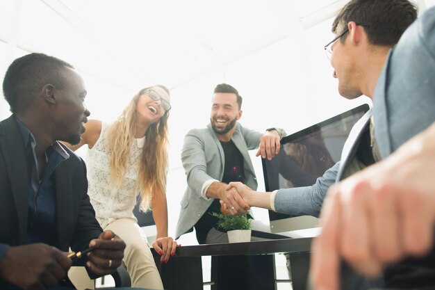 Handshake-Geschäftskollegen im Bürofoto mit Kopierraum