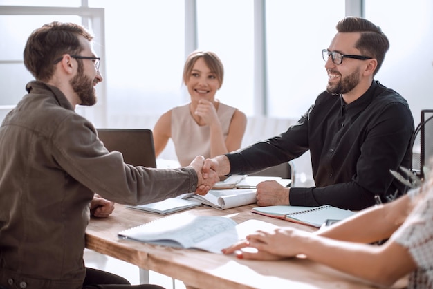 Handshake-Geschäftsleute bei einem Meeting im Office-Business-Konzept