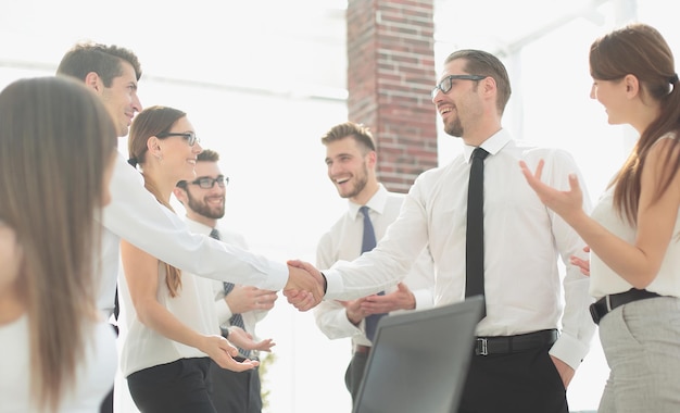 Handshake-Geschäftsleute in einem modernen Bürokonzept der Partnerschaft