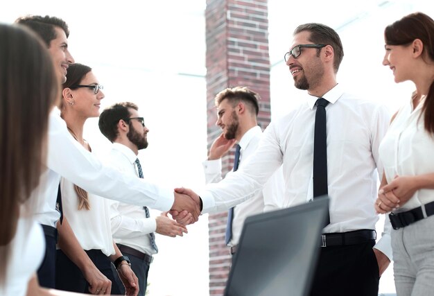 Handshake-Geschäftsleute in einem modernen Bürokonzept der Partnerschaft