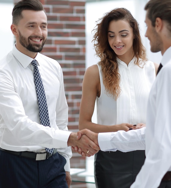 Handshake-Geschäftspartner im Büro