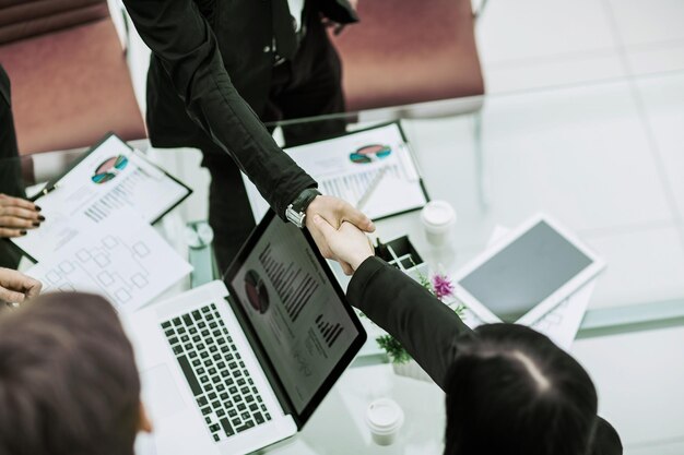 Handshake-Geschäftspartner nach Diskussion der Finanzsche