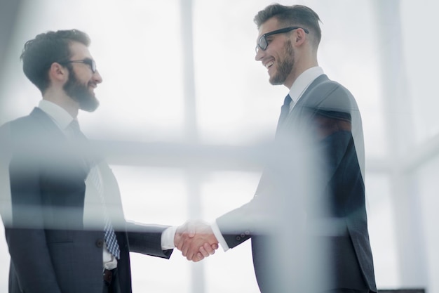 Handshake ist seriöser Geschäftspartnerdas Konzept der Zusammenarbeit