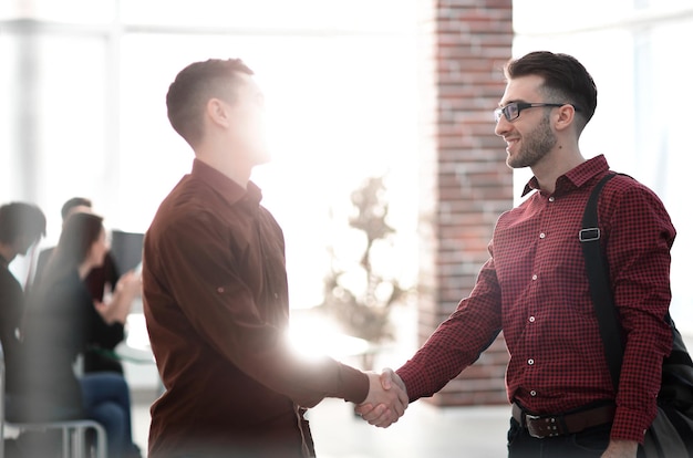 Handshake-Kollegen im Büro