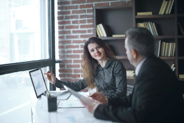 Handshake-Manager und Client sitzen an Ihrem Schreibtisch