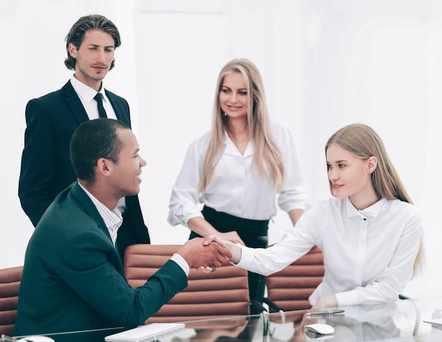 Handshake-Manager und der Kunde im Büro