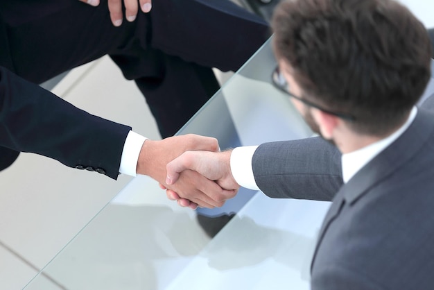 Handshake-Manager und der Kunde im Büro