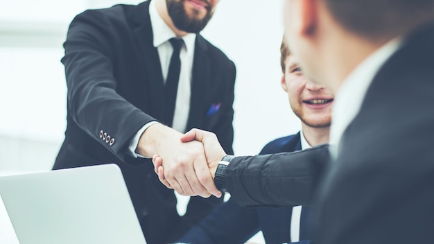 Handshake Manager und der Kunde nach der Besprechung des Finanzvertrags am Arbeitsplatz im Büro. Das Foto hat einen leeren Platz für Ihren Text