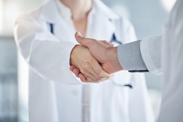 Handshake Medical und Ärzte haben sich auf den Behandlungsplan oder die Diagnose von Patientenkrankheiten in der Klinik geeinigt. Professionelle Krankenschwesterförderung oder Lösung für Virusmedizin oder Gesundheitsversorgung im Krankenhaus