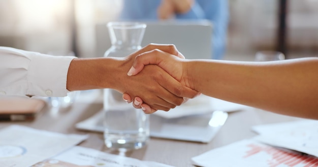 Foto handshake-meeting und geschäftsleute mit finanzabkommen b2b-partnerschaft und beratungsvertrauen danke vereinbarung und buchhaltungsmitarbeiter, die sich die hände für investitionen und finanzverträge schütteln