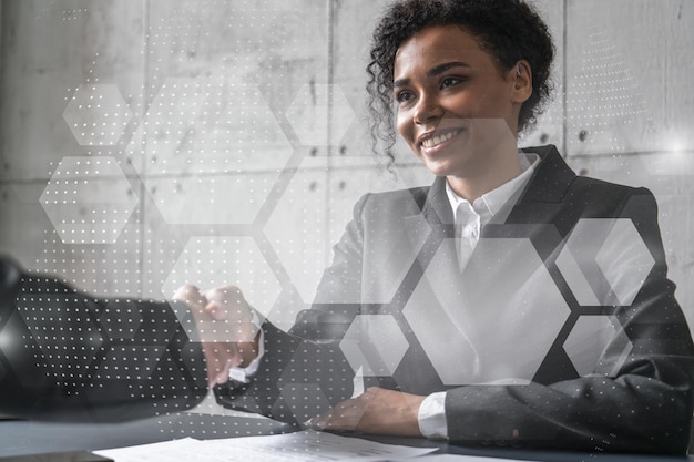 Handshake mit zwei Frauen Abstraktes Tech-Hologramm Multiexposure Internationales Geschäft