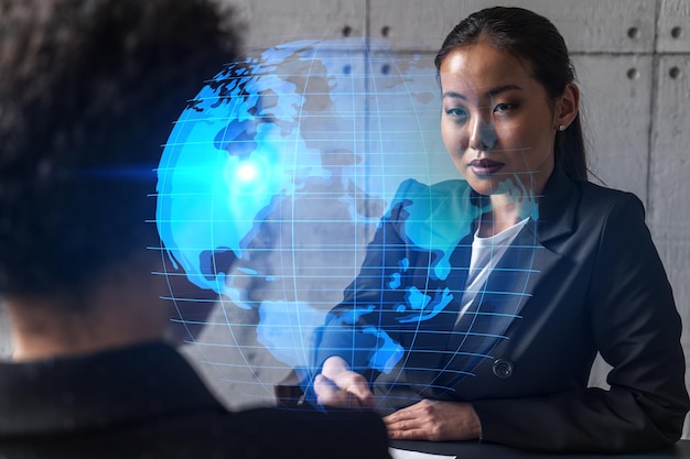 Handshake mit zwei Frauen Weltkarte Planet Erde Hologramm Multiexposure Internationales Geschäft