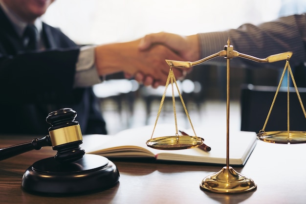 Handshake nach guter Zusammenarbeit, Beratung zwischen einem männlichen Anwalt und Geschäftsmann custo