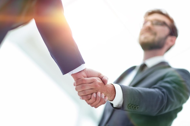 Handshake-Nahaufnahme von Geschäftsfrau und Geschäftsmann