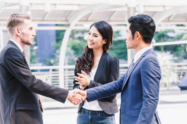 Handshake von geschäftspartnern