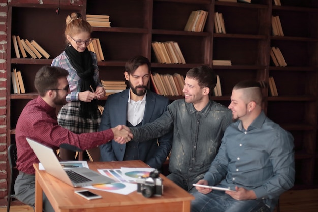 Handshake von kreativen Partnern im Design Studio.photo mit Kopienraum