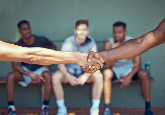 Handshake-Wettbewerb und Männer, die sich die Hände schütteln, um Glückwünsche zu begrüßen oder vor Beginn eines Sportspiels oder Spiels viel Glück zu sagen