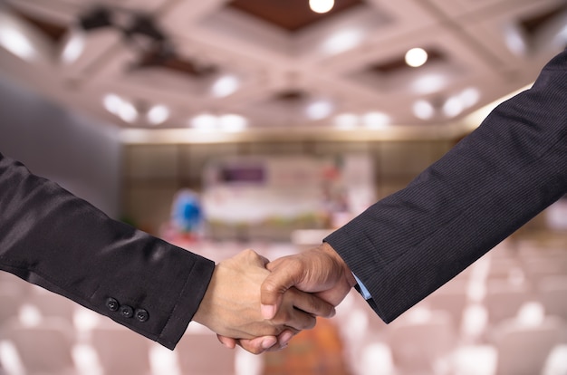 Handshake zwischen einem Geschäftsmann und einer Geschäftsfrau