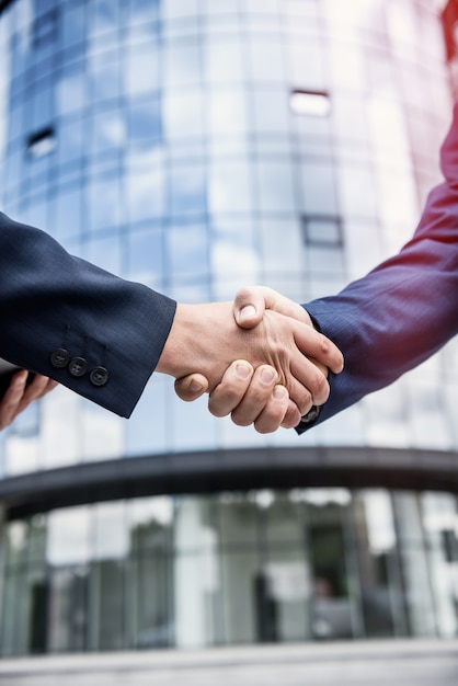 Handshakes gegen neues Business Center hautnah