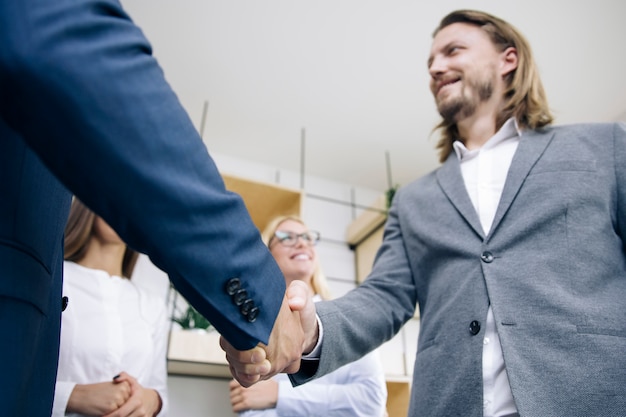 Handshaking de empresários após acordo de acordo