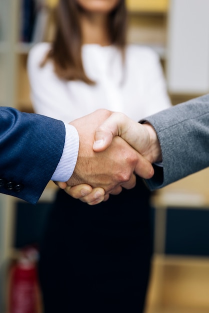 Handshaking de empresários após acordo de acordo