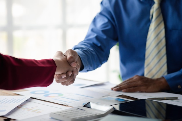 Handshaking de empresários se junta para formar uma startup Handshaking é uma saudação ou parabéns ocidental Jovens empresários formam startups e estão crescendo Idéia de inicialização