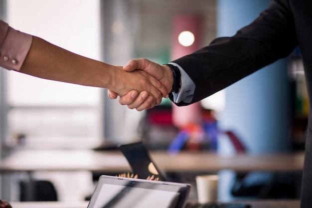 Handshaking de parceiros de negócios.