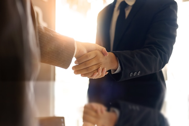 Foto handshaking de parceria de negócios negócio bem sucedido ou aquisição após grande reunião.