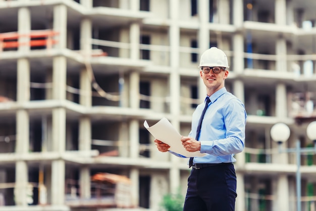 Handsom engenheiro de construção no canteiro de obras