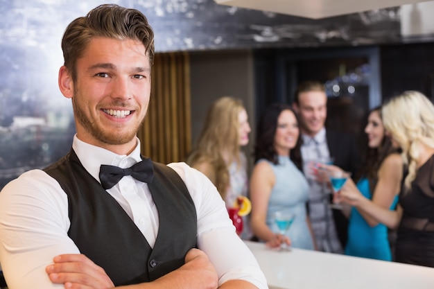 Handsome barman sorrindo para a câmera