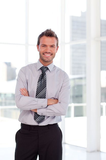 Handsome businessman com braços dobrados