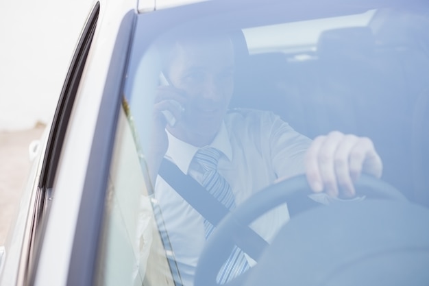 Foto handsome businessman no telefone