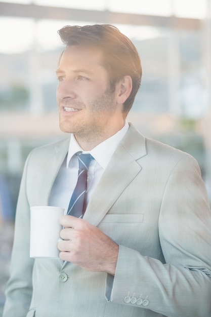 Handsome businessman segurando xícara de café