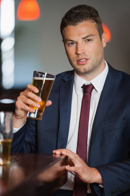 Handsome businessman tomando uma pinta