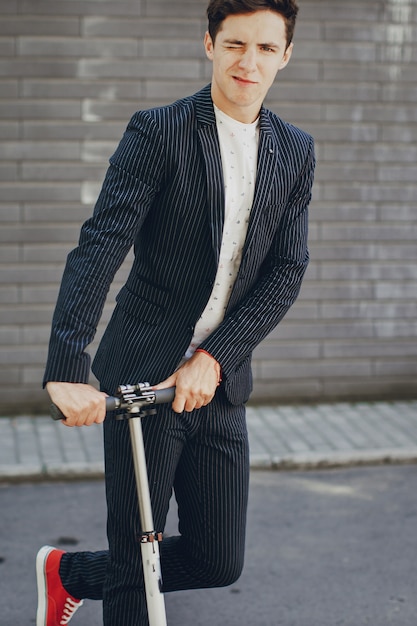 Handsome junge Mann mit Roller