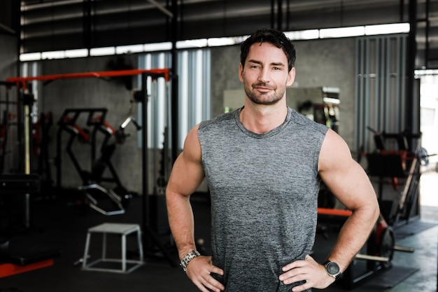 Handsome Man Übung im Fitnessstudio Bodybuilding mit muskulös starken Körper