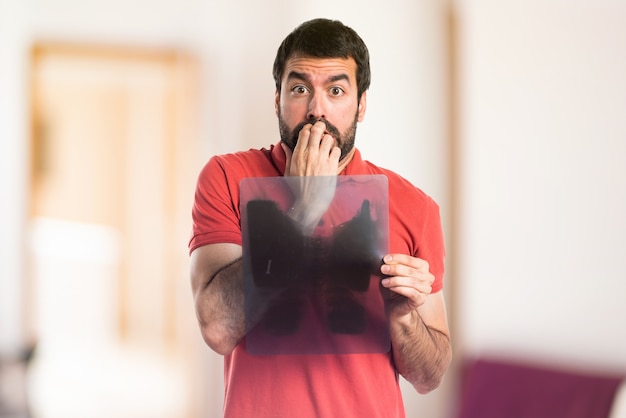 Handsome Mann mit einem Knochen-Scan auf unfocused Hintergrund